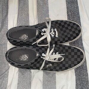 Men’s Vans. They were my brothers but he didn’t like them.need to be wiped down